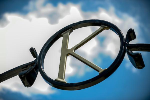 The K at the top of the university gateway.