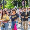 A large group of �Ը������� students explore downtown Kent, Ohio, during Flashes First Friday.